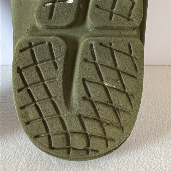 OOFOS flip flops - Picture 9 of 11